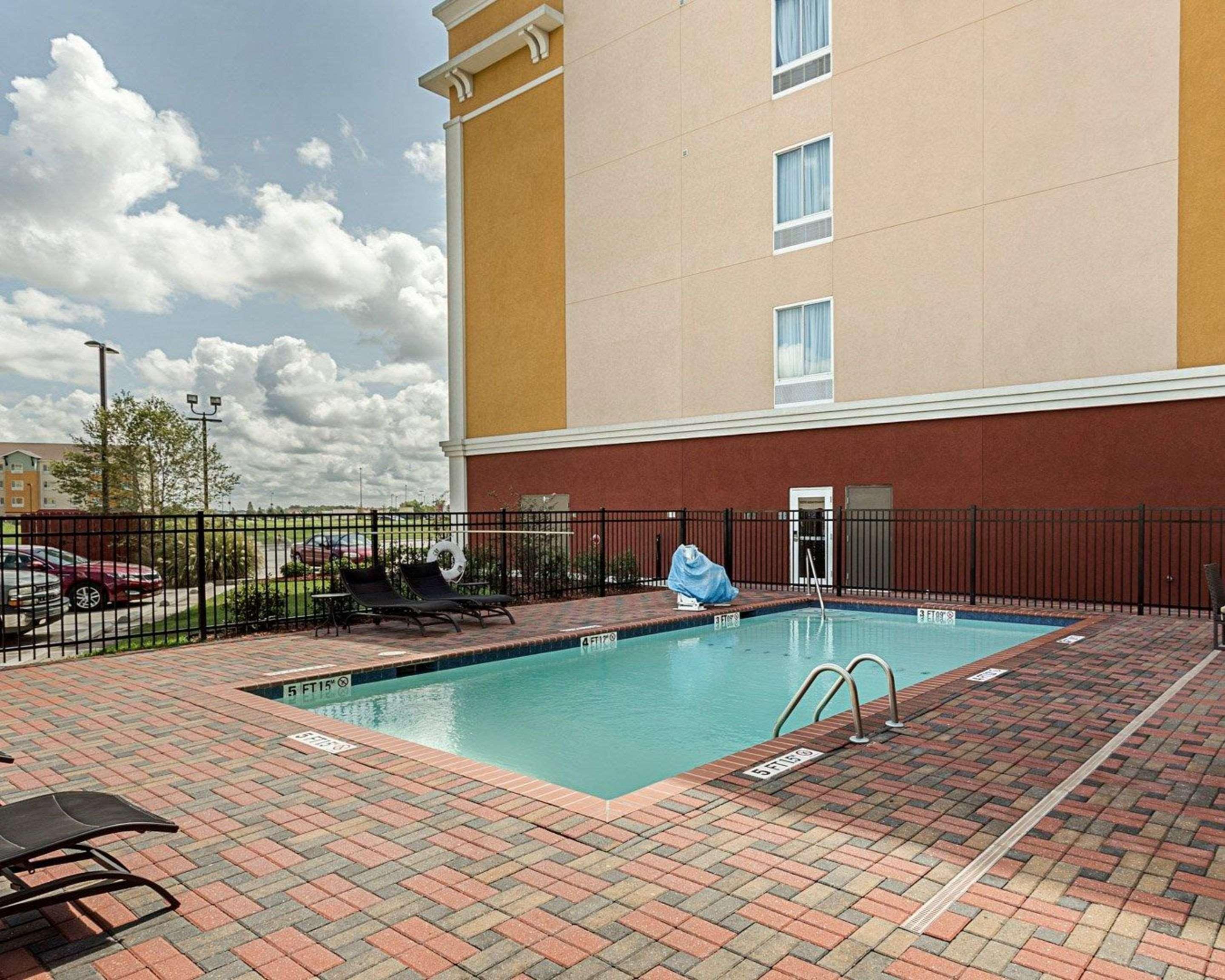 גונזלס Comfort Suites Near Tanger Outlet Mall מראה חיצוני תמונה